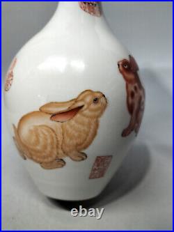 Antique Chinese Collection Rabbit vase in Qianlong year of Qing Dynasty